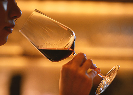 ワインを飲む