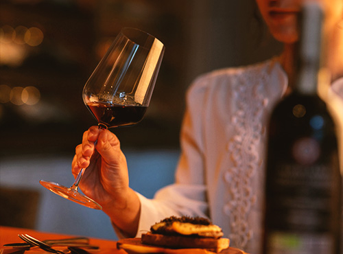 ワインを飲むイメージ